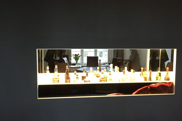 Hausbar öffnet sich, Scheibe öffnet nach unten