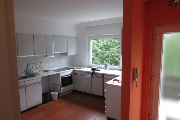 Beispiel 11, vorher, Küche mit Flur/Nebeneingangstür und Wand zum Wohnzimmer